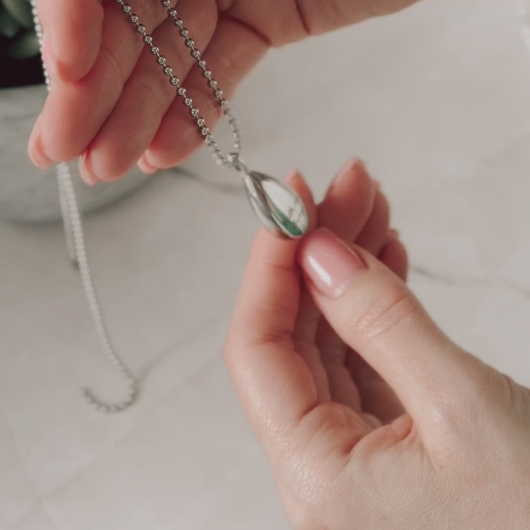 How to put ashes into the necklace 